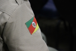 Detalhe da bandeira do Estado no uniforme dos formandos